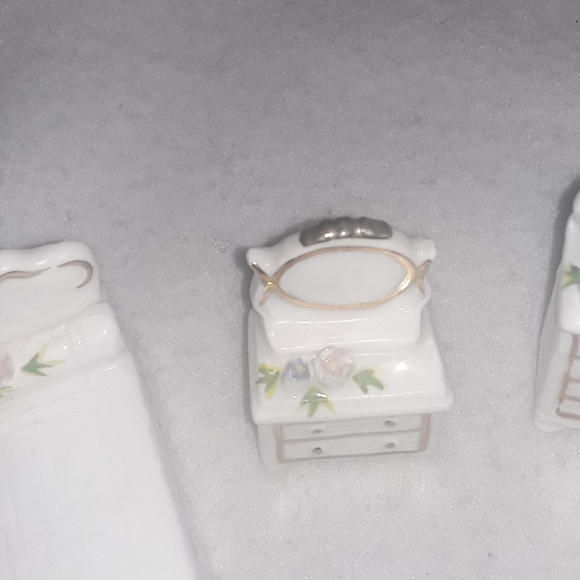 Maruri Masterpiece Bone China Dollhouse Furniture Bed Dresser Vanity Vintage... - Picture 4 of 7